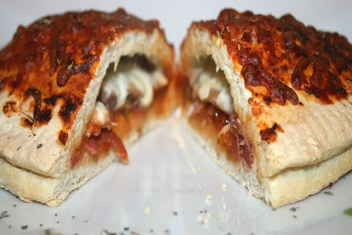 Pizza de Calzone fechada em forma de empanadilla