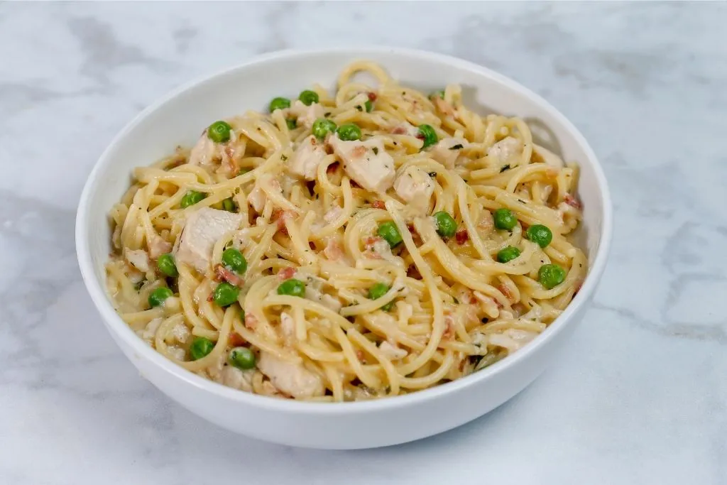 Macarrão com frango à carbonara