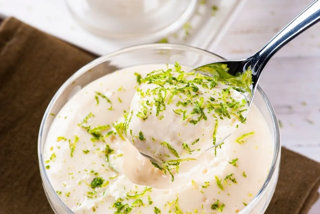 Mousse de limão e iogurte grego