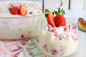 Receita de creme de leite com morango e açúcar