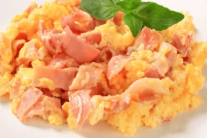 Lanche de Frigideira com Ovos Mexidos