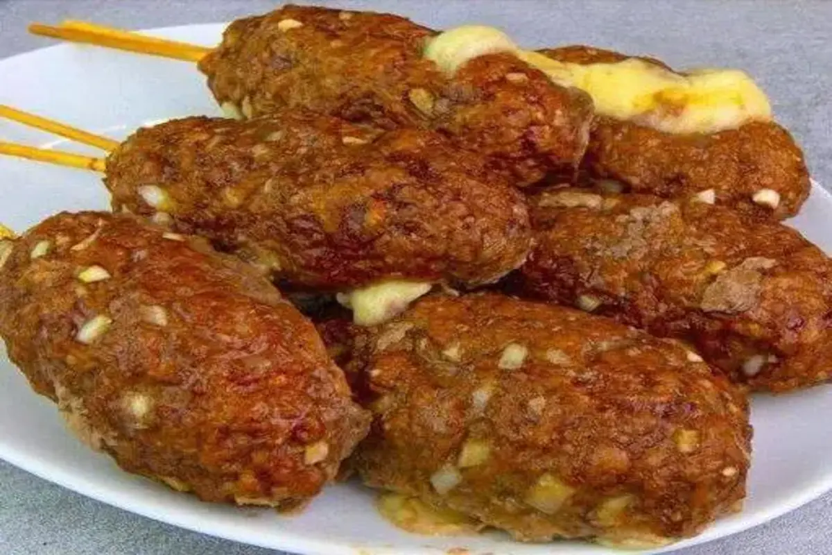 Bomba de Carne com Queijo no Palito