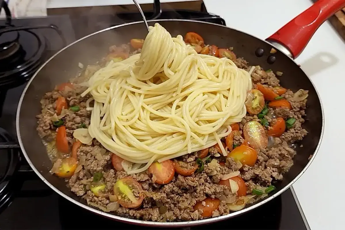 Macarrao na Manteiga com Carne Moida