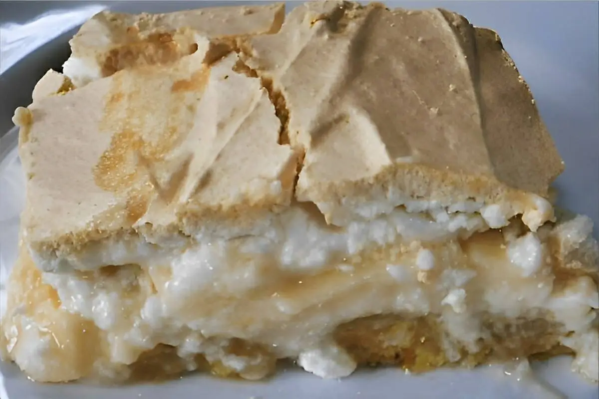 Torta de Banana com Creme e Suspiro