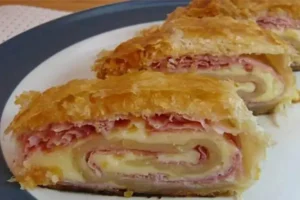 Folhado de Padaria: Uma Saborosa Combinação de Presunto e Queijo