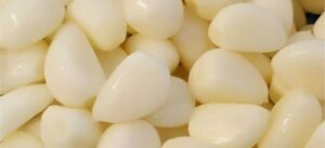 Descascar alho em 30 segundos: um truque rápido e fácil