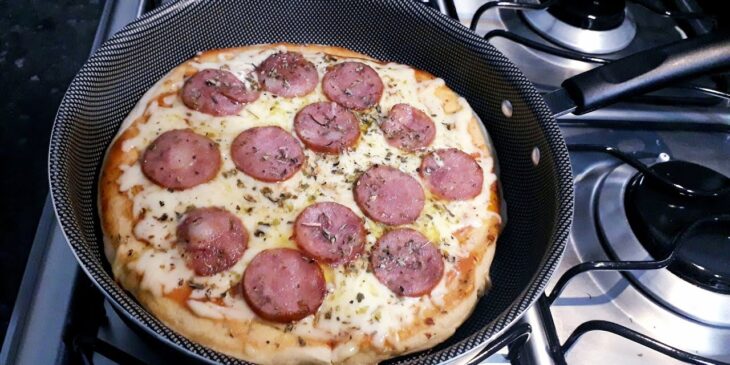 pizza de frigideira em 10 minutos 730x365 1
