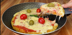 Pizza saudável sem forno! Sem farinha nem fermento! Receita fácil e rápida!