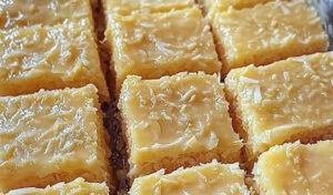 Cocadinha Cremosa de leite condensado com 3 ingredientes: eu sempre faço pra servir na sobremesa…