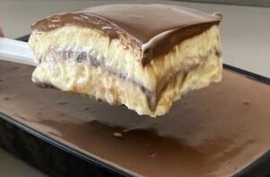 Uma Delícia Cremosa com Limão e Chocolate para Deixar Todos Apaixonados