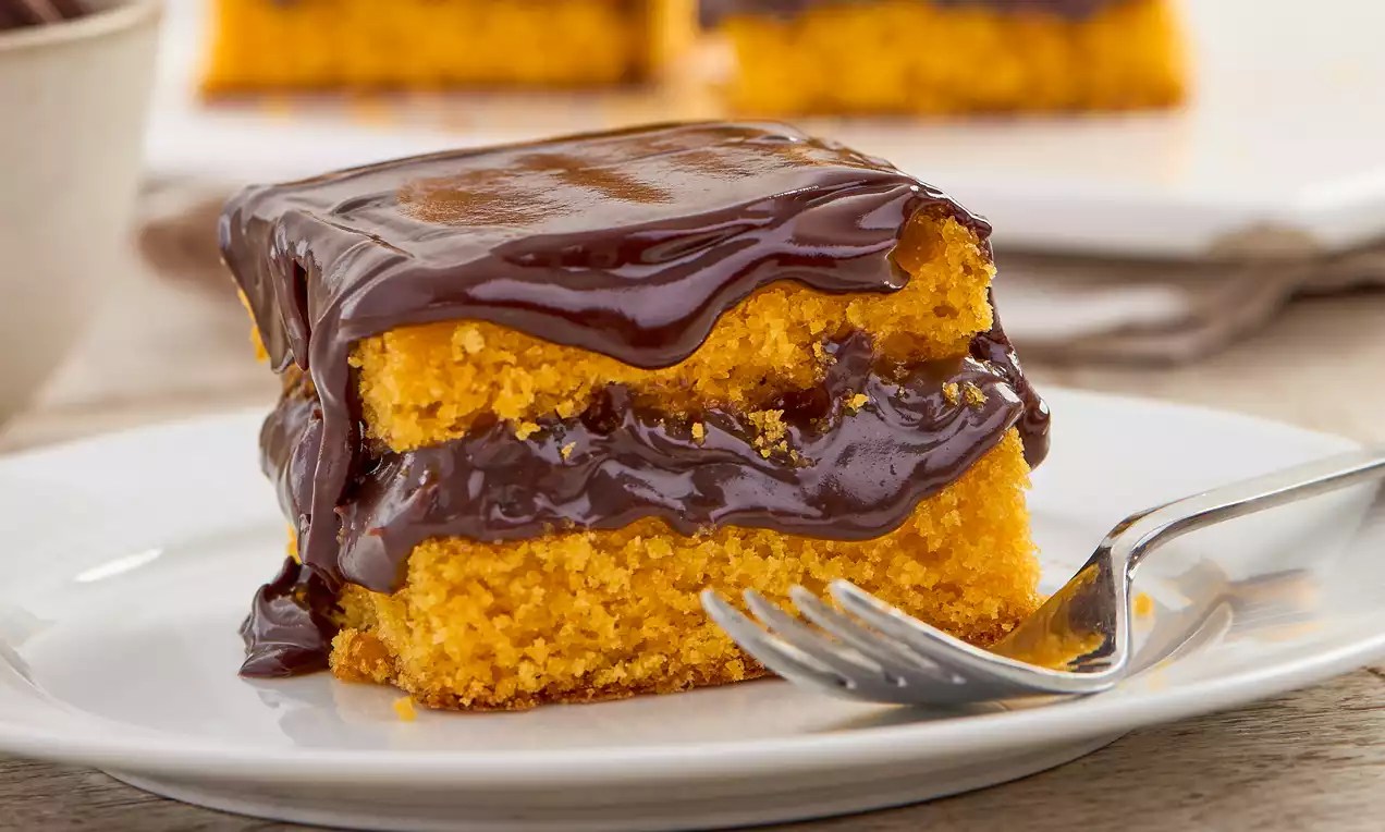 Esse Bolo de Cenoura com Chocolate Fica Tao Fofinho Que