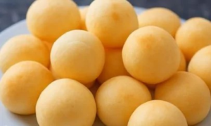 Lanche com 2 Ingredientes: Pãozinho de Queijo Falso, mas Delicioso!