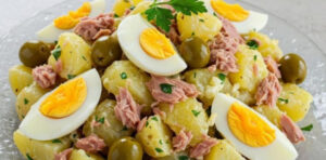 Salada de Batatas com Atum e Ovos: é fácil de preparar e muito saboroso…