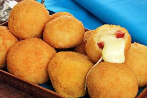 Bolinha de Queijo Irresistível: crocante por fora, cremosa por dentro!