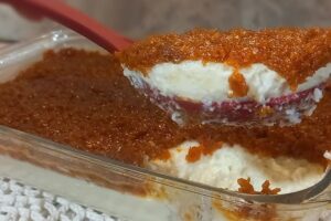 Torta gelada de coco com cobertura caramelizada