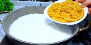 Despeje o macarrão no leite fervente! Pouca gente conhece esse truque! Fácil e delicioso!