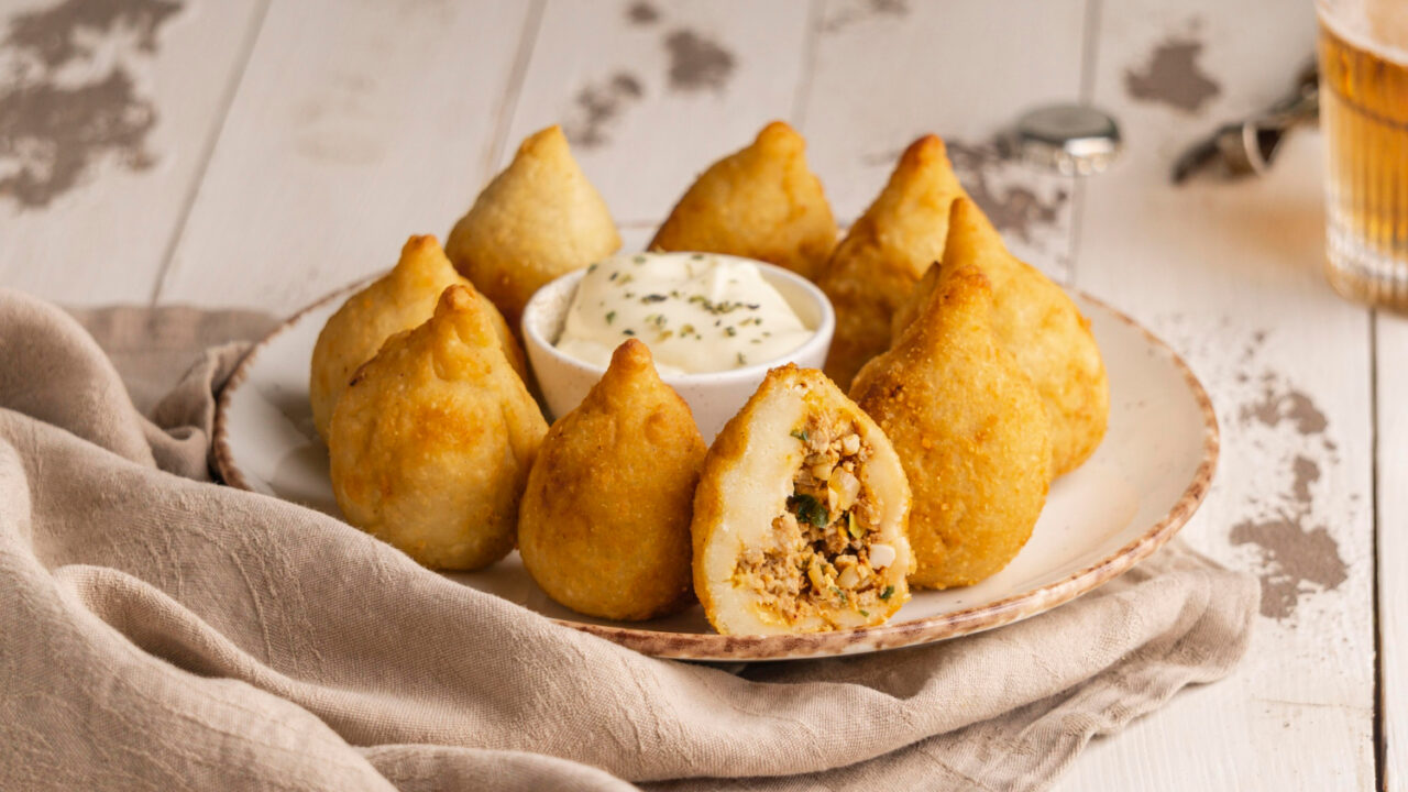 Coxinha de batata da vovo macia dourada e cheia de sabor afetivo1 e1746984359229