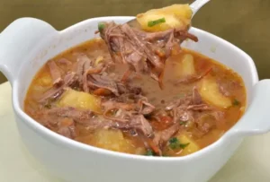 Como fazer caldo de mandioca com carne desfiada: receita