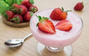 Esse iogurte de morango caseiro é tão gostoso que parece sobremesa — e ainda faz bem! – Me informei