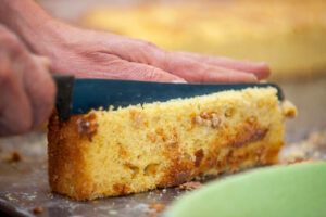 Bolo de fubá fofinho da vovó que derrete na boca e aquece a alma