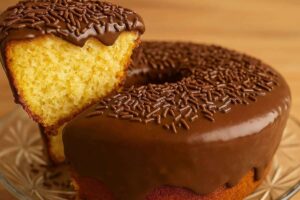 Como fazer bolo de iogurte com calda de brigadeiro: simples e irresistível