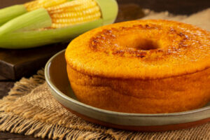 Bolo cremoso de milho de lata com sabor de roça e textura que derrete na boca