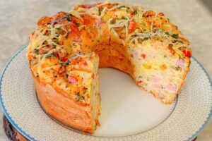 Bolo salgado fofinho e bem recheado: ótimo para a hora do café ou para substituir o jantar