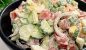 Salada Cremosa de Pepino – Refrescante, Crocante e Cheia de Sabor