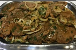 Bife com Cebola Muito Macio e Delicioso – Aquele Sabor Caseiro que Derrete na Boca