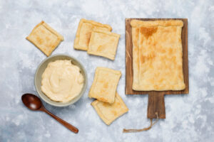 Massinha de pão frita crocante por fora, macia por dentro e com sabor de infância