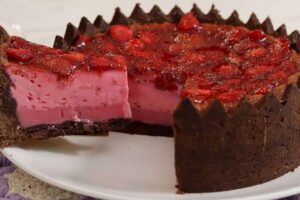 Torta de morango super cremosa com geléia caseira que fica sensacional