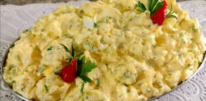 Essa é a melhor salada de batata que eu já comi! Muito fácil!