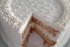 Quando faço esse Bolo Cama de Noiva fofinho e molhadinho, não sobra nem as migalhas!