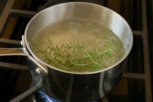 O Poder Versátil do Alecrim: Benefícios e Usos para Transformar Seu Dia a Dia