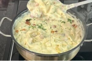 Quando faço essa receita de Macarrão ao Creme não sobra nem um fio na panela! Aprenda e surpreenda todo mundo!