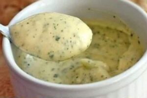 Quando faço esse Creme de Alho Cremoso aqui em casa, não sobra nem pra contar história