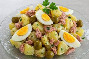 Quando faço essa receita de Salada de Batatas com Atum e Ovos não sobra nem uma colherada!