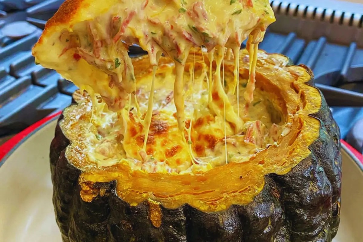 abobora cabotia recheada com carne seca e queijo.webp