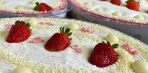 Bolo Gelado na Travessa: eu sempre faço pra servir na sobremesa em família…