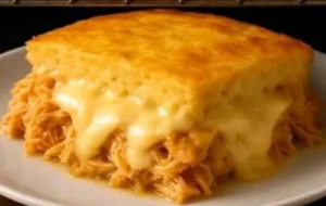 Torta de Frango com Queijo que Derrete