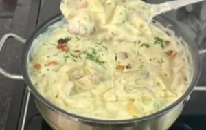 Macarrão ao Creme com Bacon e Queijo