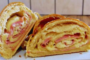 Pão Caseiro com Queijo e Presunto