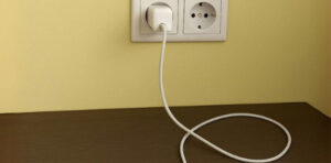 Não deixe jamais o carregador na tomada sem o celular: saiba as 3 principais razões