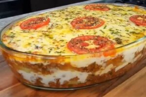 Quando faço essa receita de Batata Recheada ao Forno, não sobra nem a casquinha no prato!