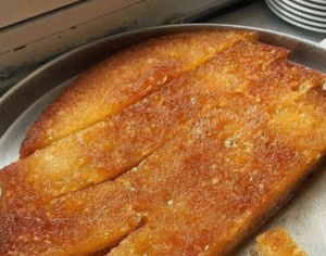 Doce do Deserto Dourado: Um Bolo Úmido, Macio e Banhado em Uma Calda Aromática Que É Pura Delícia!