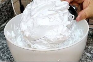 Quando faço essa receita de Glacê Caseiro fofinho e brilhante, todo mundo acha que foi comprado pronto!