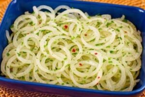 Essa salada de cebola faz sucesso em todo churrasco aqui de casa