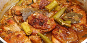 Minha mãe me ensinou o segredo de fazer frango com quiabo sem baba…