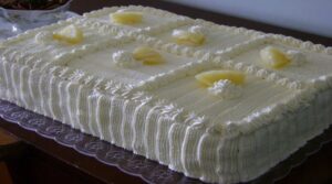 Quem prova esse bolo gelado de abacaxi se surpreende com a leveza logo na primeira fatia