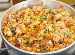 Quando faço essa galinhada simples aqui em casa, não sobra nem um grão de arroz